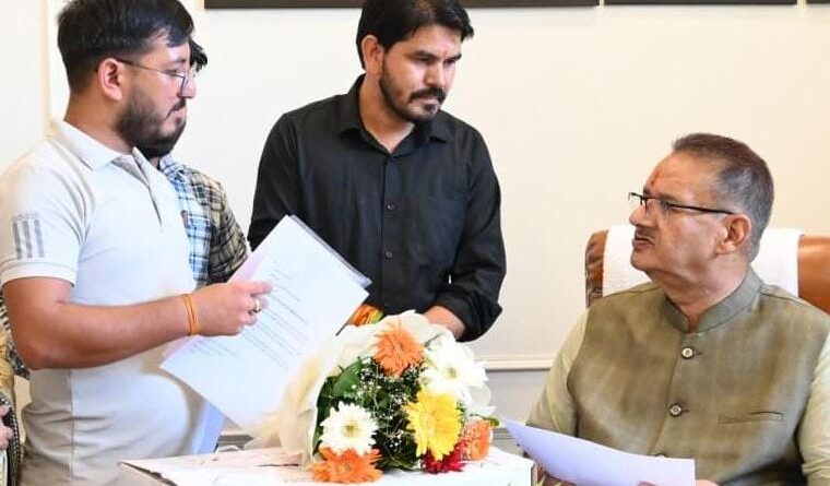जनसुनवाई में कृषि मंत्री गणेश जोशी ने सुनीं लोगों की समस्याएं, युवा किसान की सफलता को बताया प्रेरणादायक