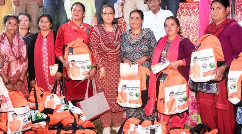 सोमेश्वर के धौलाघाट में श्रम विभाग का विशाल किट वितरण कार्यक्रम आयोजित