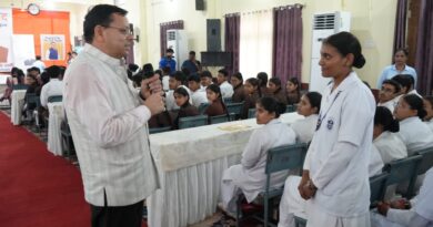 युवाओं ने सीएम धामी से किया बेबाक संवाद, रोजगार से लेकर पर्यावरण और सीमांत क्षेत्रों तक पूछे सवाल