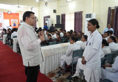 युवाओं ने सीएम धामी से किया बेबाक संवाद, रोजगार से लेकर पर्यावरण और सीमांत क्षेत्रों तक पूछे सवाल