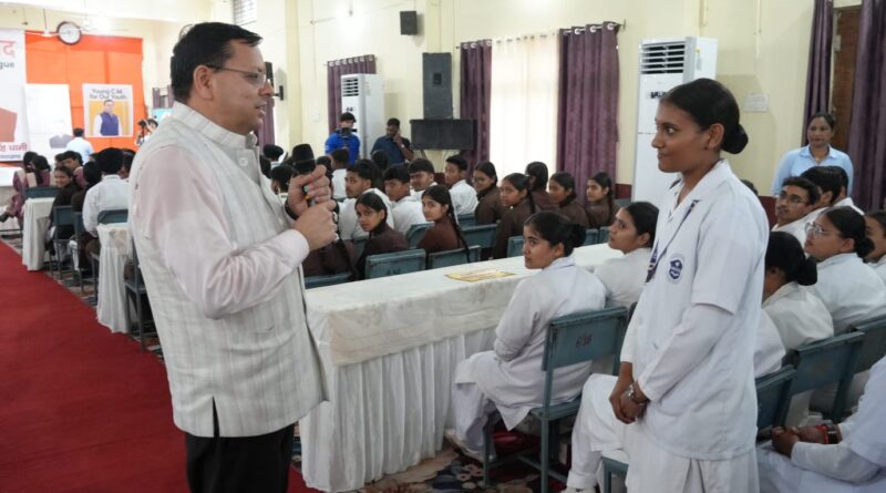 युवाओं ने सीएम धामी से किया बेबाक संवाद, रोजगार से लेकर पर्यावरण और सीमांत क्षेत्रों तक पूछे सवाल
