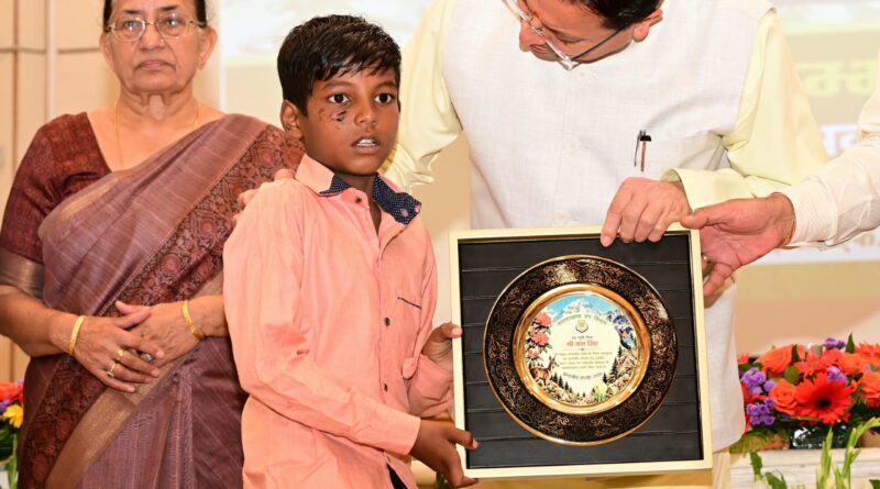 मुख्यमंत्री ने वन्यजीव सप्ताह-2026 का किया शुभारंभ, वन्य जीव संघर्ष के दौरान अदम्य साहस का परिचय देने वाले कुल 18 लोगों को ₹ 51,000 – ₹ 51000  की धनराशि देने की घोषणा