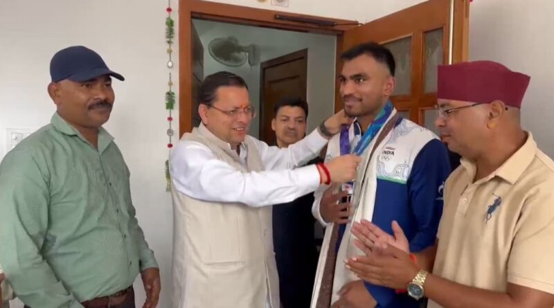 एशियन गेम्स में कांस्य पदक जीतने वाले बॉक्सर कपिल पोखरिया ने मुख्यमंत्री धामी से की भेंट